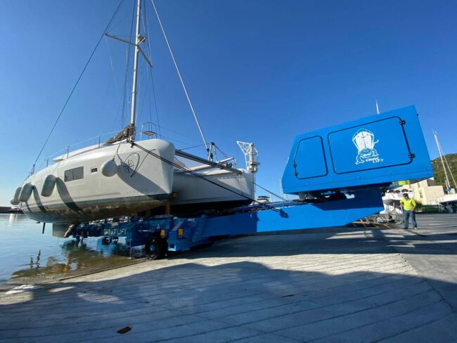 Servicios_Nauticos_Abarloados_Port_Ginesta_Beneteau_croc_lift